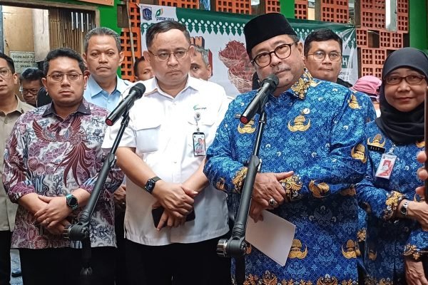 Wakil Gubernur Rano Karno usai meninjau bahan pokok di Pasar Senen, Jakarta, Senin (22/12). Foto: GPriority/Dimas A Putra