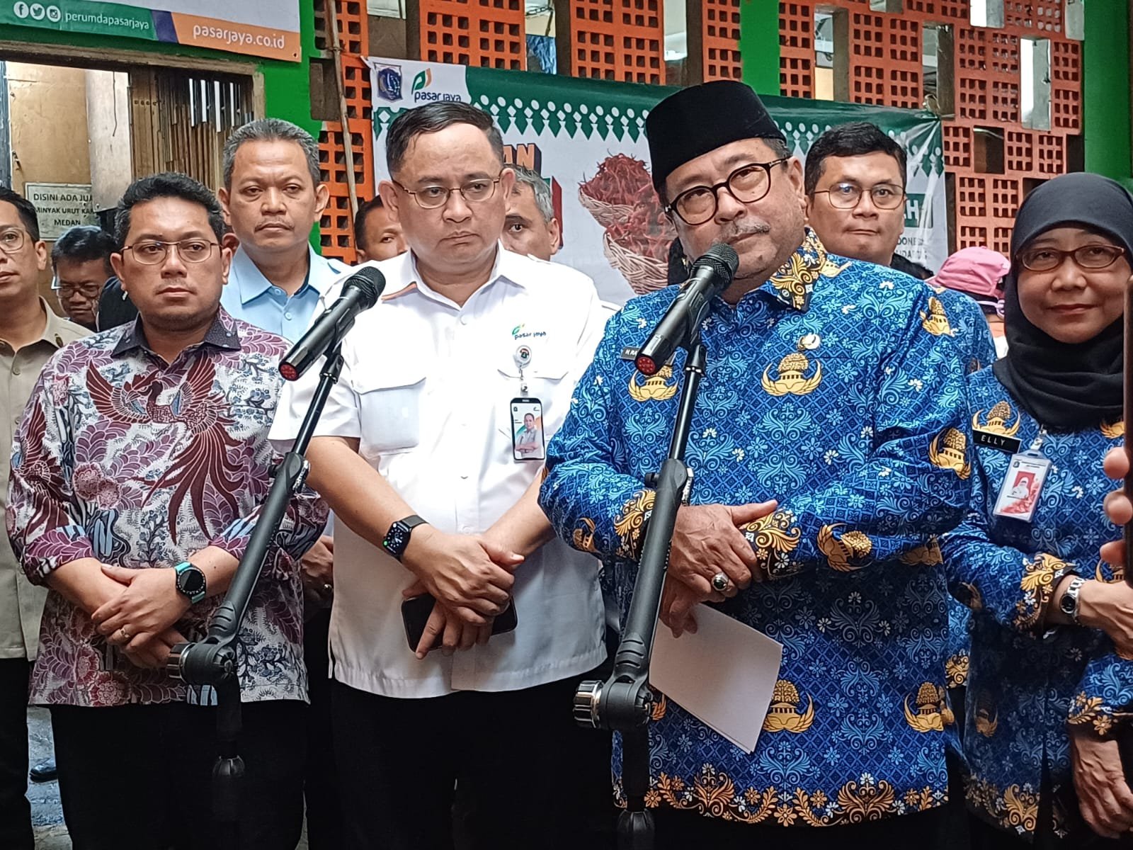 Wakil Gubernur Rano Karno usai meninjau bahan pokok di Pasar Senen, Jakarta, Senin (22/12). Foto: GPriority/Dimas A Putra