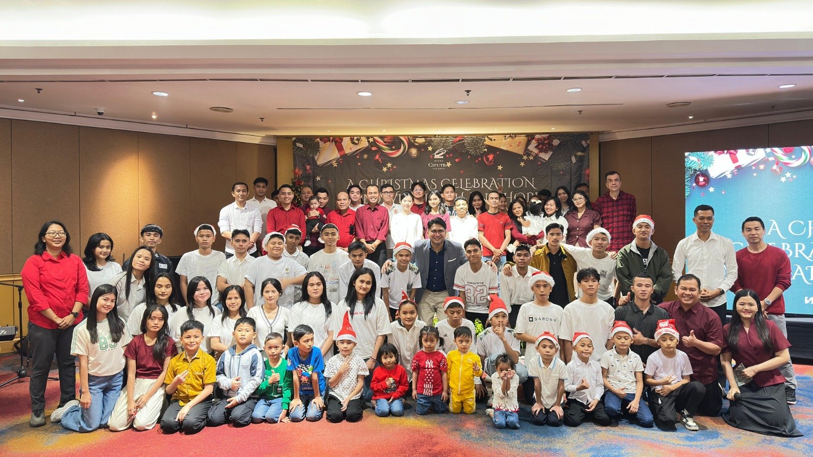 Hotel Ciputra Jakarta saat merayakan natal bersama staff dan Panti Asuhan Hati Bangsa pada Jumat (19/12) lalu/Foto : Dok. Hotel Ciputra Jakarta