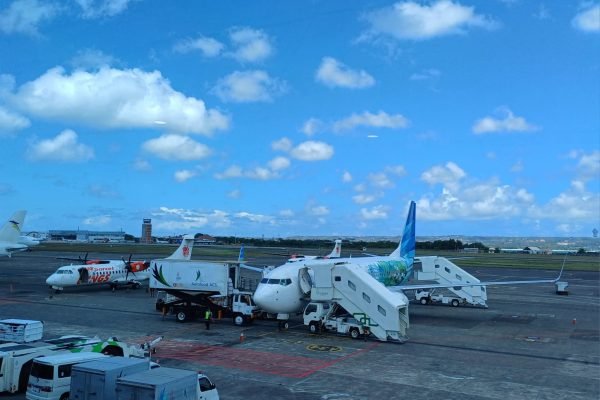 Pesawat terparkir di bandara. Foto: GPriority