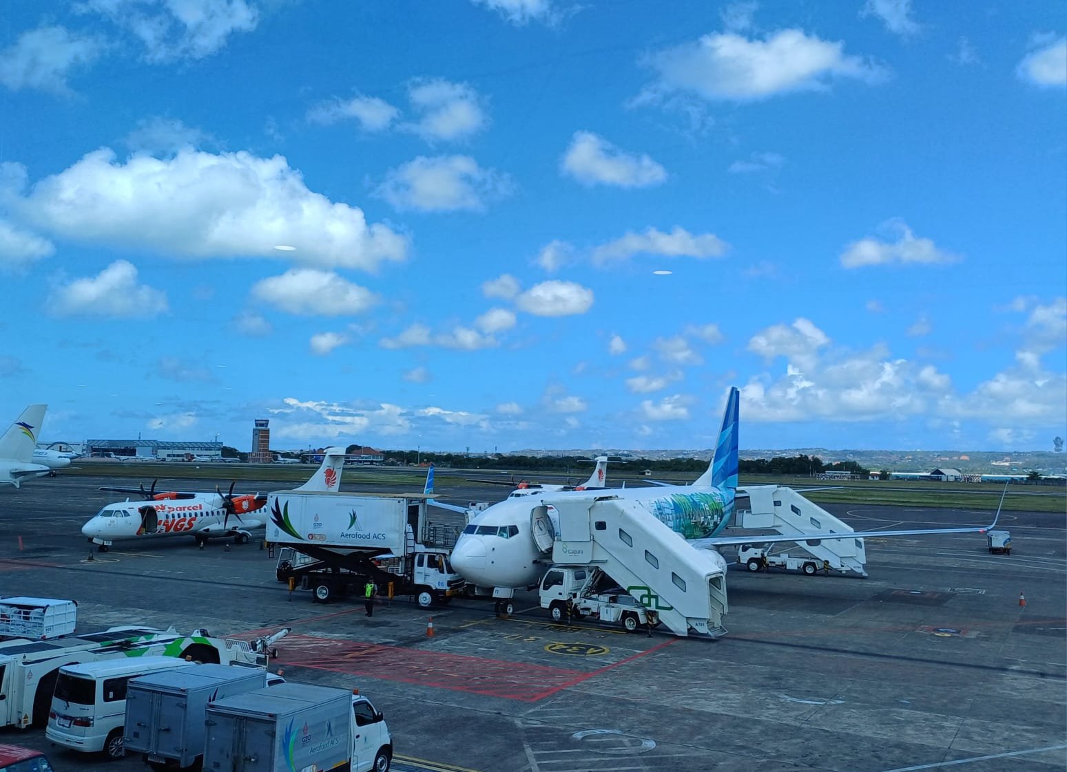 Pesawat terparkir di bandara. Foto: GPriority