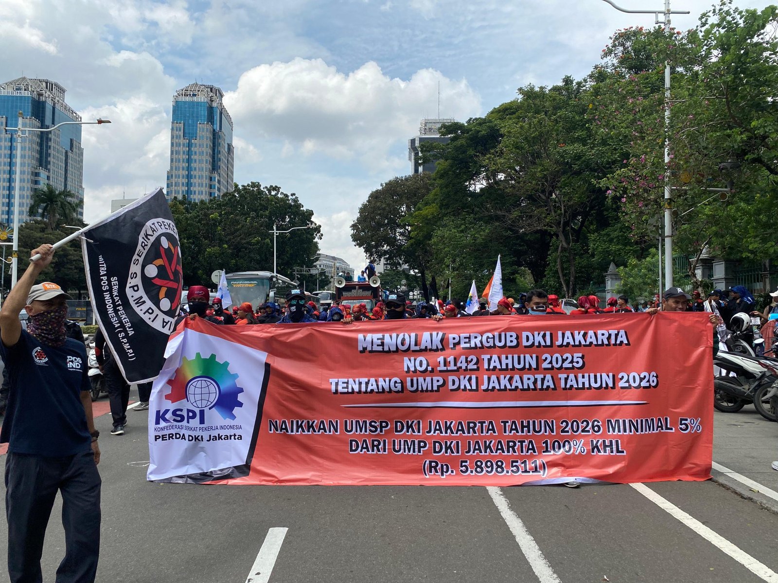 KSPI dan Partai Buruh gelar demonstrasi di Monas terkait UMP DKI, Senin (29/12)/Foto Fifi Abdurahman