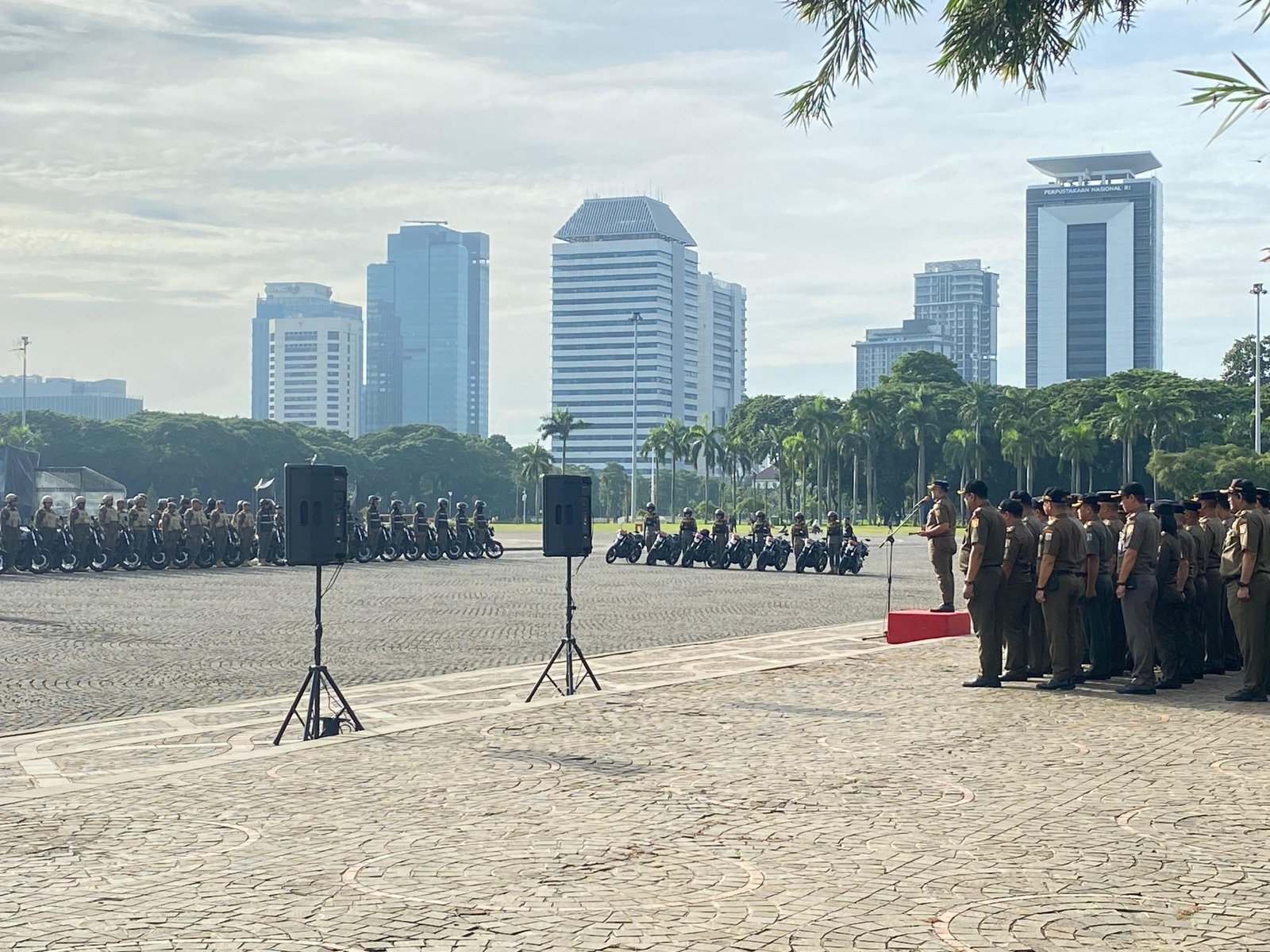 Kasatpol PP DKI Jakarta, Satriadi Gunawan pada apel gelar pasukan dalam rangka pengamanan Malam Tahun Baru 2026, di Monumem Nasional (Monas), Jakarta Pusat, Selasa (30/12)/Foto Fifi Abdurahman