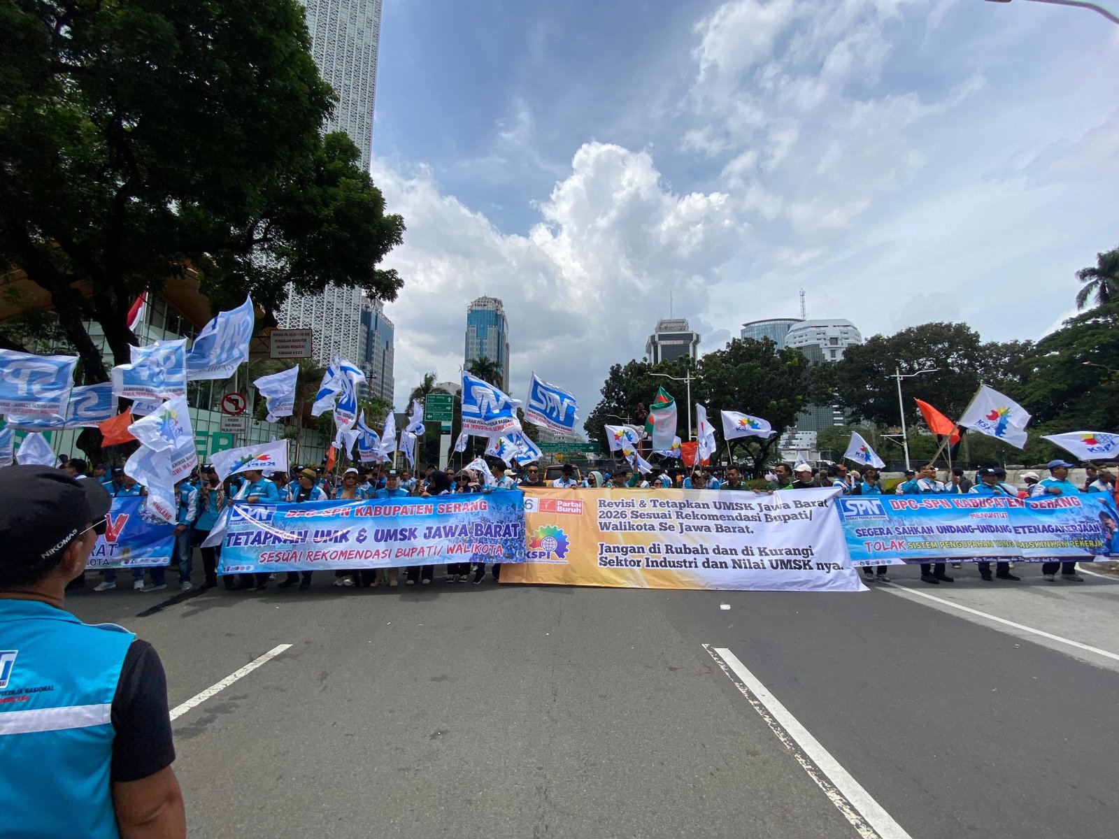 Buruh Jawa Barat gelar aksi penolakan UMSK Jabar di Monas, Selasa (30/12)/Foto Fifi Abdurahman