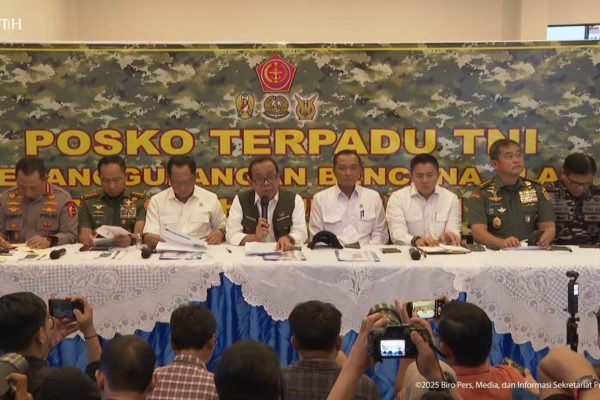Jajaran Kabinet Merah Putih dalam konferensi pers penanggulangan bencana Aceh dan Sumatera, Rabu (3/12)/Foto YouTube Sekretariat Presiden