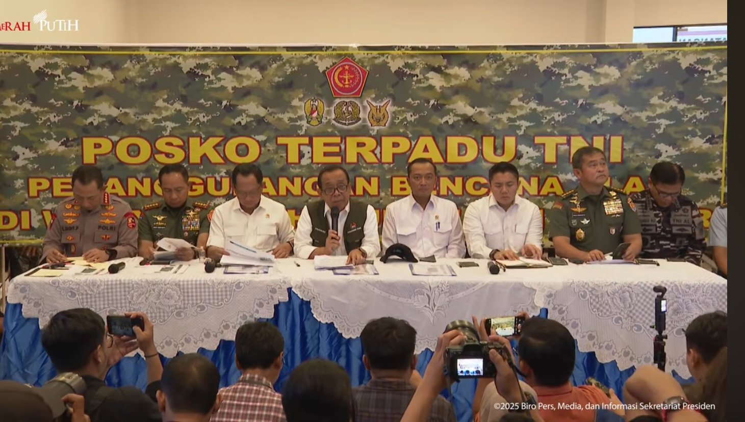 Jajaran Kabinet Merah Putih dalam konferensi pers penanggulangan bencana Aceh dan Sumatera, Rabu (3/12)/Foto YouTube Sekretariat Presiden