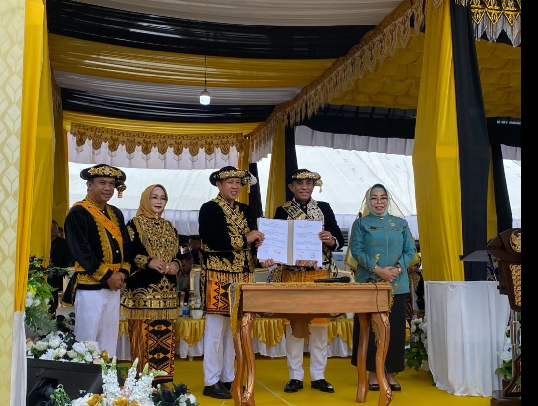 Penandatanganan MoU antara Gubernur Sulteng, Anwar Hafid dan Bupati Morowali, Iksan Baharudin Abdul Rauf terkait insentif guru SMA/SMK/Foto Fifi Abdurahman