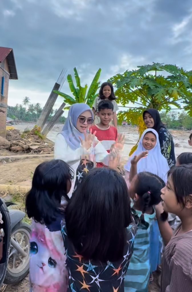 YouTuber Ria Ricis bersama tim Dompet Dhuafa terjun ke Sumatera Barat/Foto Instagram @dompetdhuafaorg