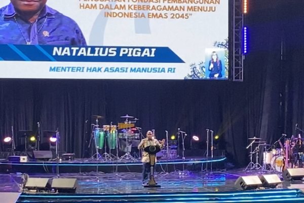 Menteri Hak Asasi Manusia (HAM) Natalius Pigai saat berpidato pada puncak peringatan Hari HAM Sedunia ke-77 di Tenis Indoor, Jakarta Pusat, Rabu (10/11) malam/Foto Fifi Abdurahman