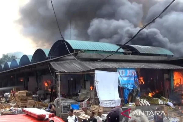 Kebakaran hebat melanda Pasar Induk Kramat Jati, Jakarta Timur, pada Senin (15/12)/Foto Antara
