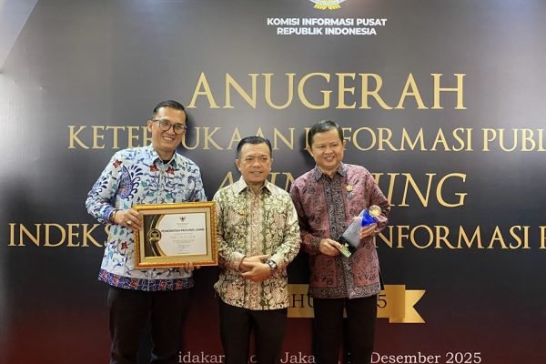 Gubernur Jambi, Al Haris dan jajaran usai menerima penghargaan Keterbukaan Informasi Publik/Foto Fifi Abdurahman