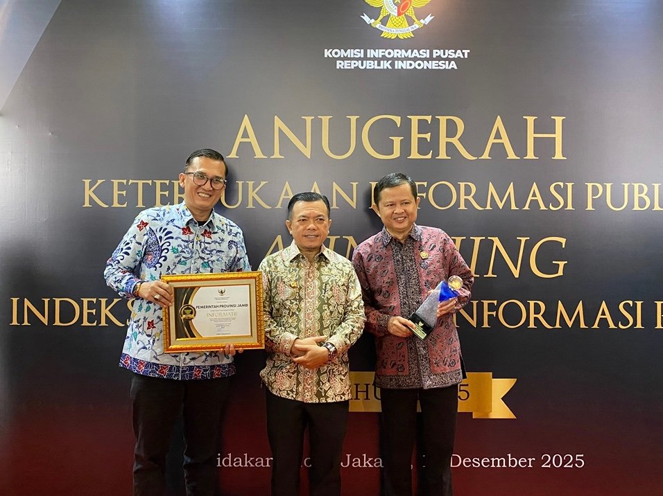 Gubernur Jambi, Al Haris dan jajaran usai menerima penghargaan Keterbukaan Informasi Publik/Foto Fifi Abdurahman