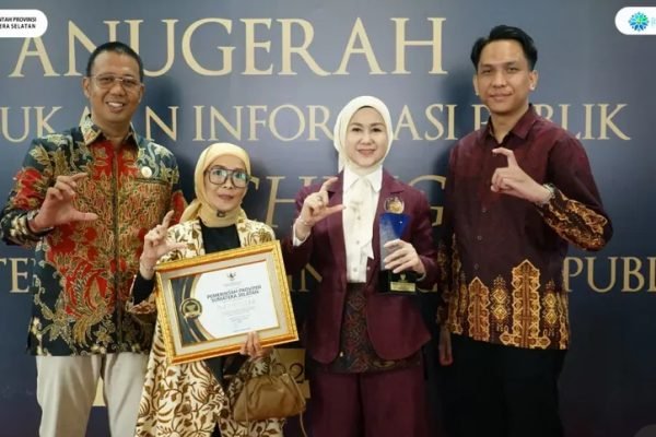 Kadiskominfo Provinsi Sumsel, Rika Efianti dan jajaran usai terima Anugerah Keterbukaan Informasi Publik Tahun 2025/Foto Instagram @diskominfo_sumsel