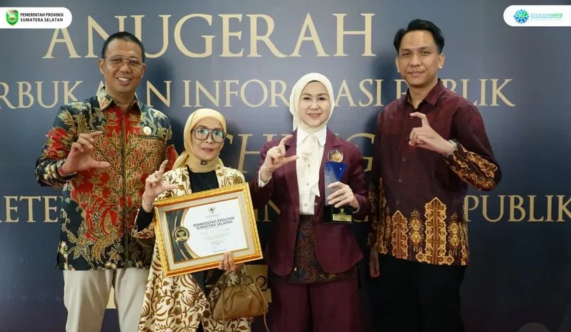 Kadiskominfo Provinsi Sumsel, Rika Efianti dan jajaran usai terima Anugerah Keterbukaan Informasi Publik Tahun 2025/Foto Instagram @diskominfo_sumsel