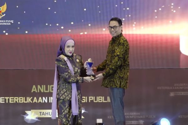 Direktur Manajemen Risiko, Kepatuhan, SDM, dan Corporate Secretary Indonesia Re, Robbi Yanuar Walid saat menerima Anugerah Keterbukaan Informasi Publik Tahun 2025/Foto Tangkapan Layar YouTube KIP RI