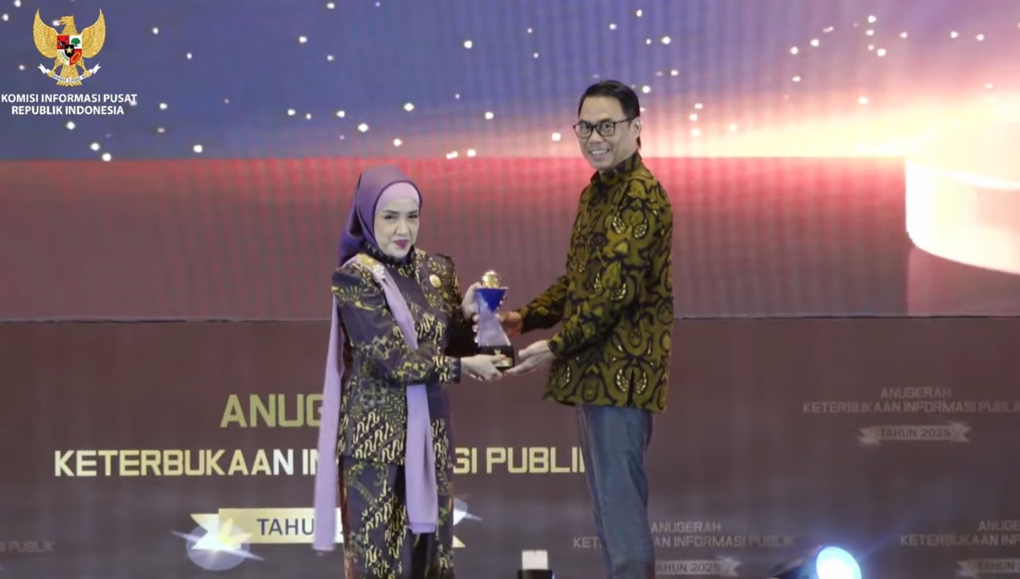 Direktur Manajemen Risiko, Kepatuhan, SDM, dan Corporate Secretary Indonesia Re, Robbi Yanuar Walid saat menerima Anugerah Keterbukaan Informasi Publik Tahun 2025/Foto Tangkapan Layar YouTube KIP RI