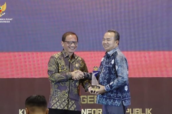 Sekda Pemprov Kalsel, Muhammad Syarifuddin saat menerima Anugerah Keterbukaan Informasi Publik Tahun 2025 di Jakarta, Senin (15/12)/Foto Tangkapan Layar YouTube KIP RI