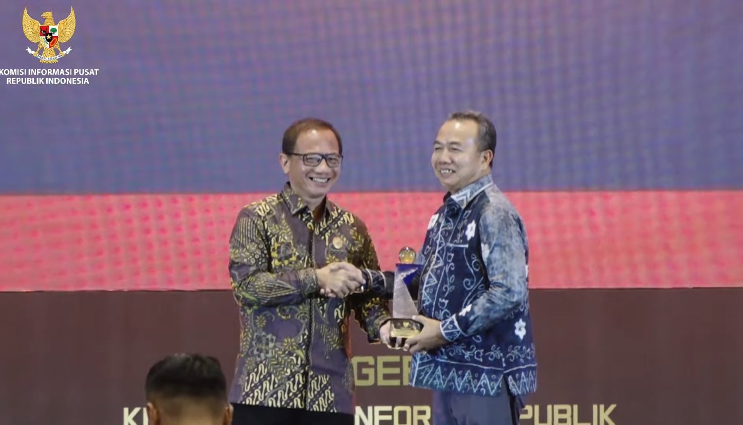 Sekda Pemprov Kalsel, Muhammad Syarifuddin saat menerima Anugerah Keterbukaan Informasi Publik Tahun 2025 di Jakarta, Senin (15/12)/Foto Tangkapan Layar YouTube KIP RI