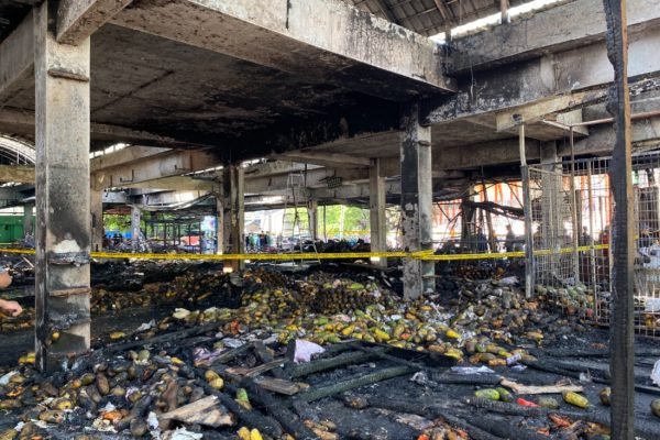 Ribuan buah-buahan di Pasar Induk Kramat Jati, Jakarta Timur rusak, usai kebakaran hebat pada Senin (15/12) kemarin/Foto Fifi Abdurahman