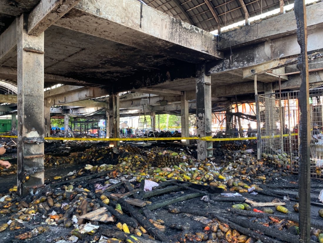 Ribuan buah-buahan di Pasar Induk Kramat Jati, Jakarta Timur rusak, usai kebakaran hebat pada Senin (15/12) kemarin/Foto Fifi Abdurahman
