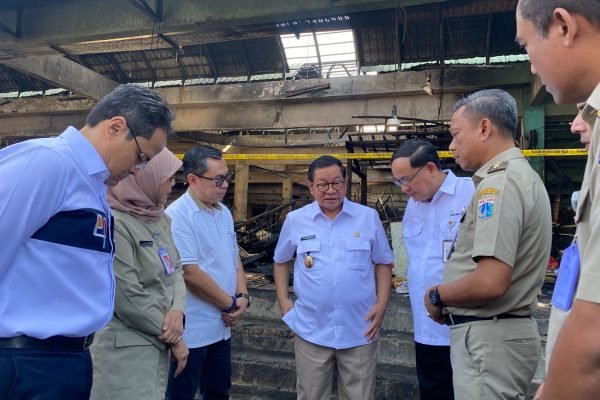 Gubernur DKI Jakarta Pramono Anung saat meninjau lokasi kebakaran di Pasar Induk Kramat Jati, pada Selasa (16/12)/Foto Fifi Abdurahman