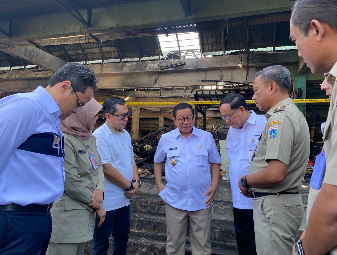 Gubernur DKI Jakarta Pramono Anung saat meninjau lokasi kebakaran di Pasar Induk Kramat Jati, pada Selasa (16/12)/Foto Fifi Abdurahman