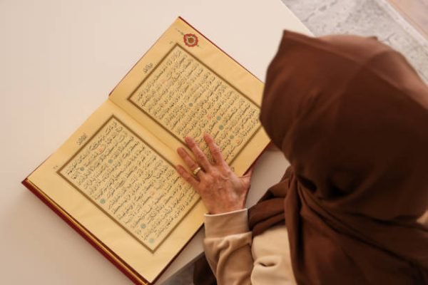 Ilustrasi seorang muslim sedang membaca Al-Qur’an/Foto iStock