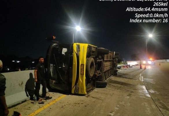 Bus Cahaya Trans bernomor kendaraan B 7201 IV yang mengalami kecelakaan di ruas simpang susun exit Tol Krapyak, Semarang, Jawa Tengah, pada Senin (22/12)/Foto Korlantas Polri