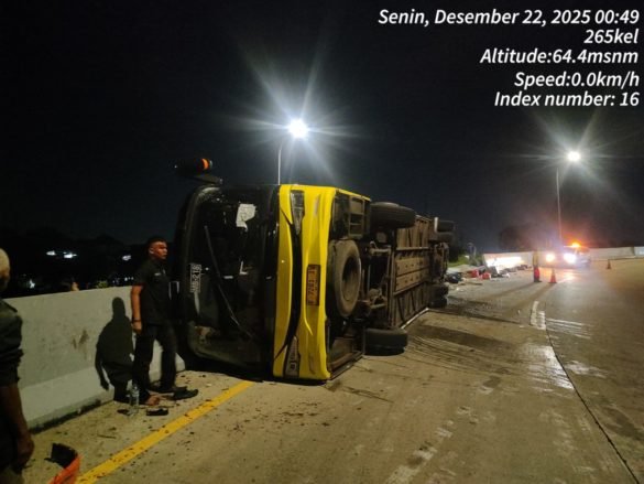 Bus Cahaya Trans bernomor kendaraan B 7201 IV yang mengalami kecelakaan di ruas simpang susun exit Tol Krapyak, Semarang, Jawa Tengah, pada Senin (22/12)/Foto Korlantas Polri