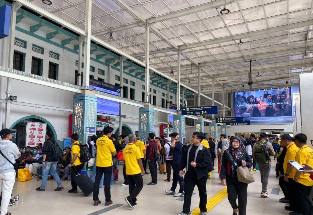 Situasi stasiun pasar senen jelang 1 hari perayaan Natal 2025, Rabu (24/12)/Foto Fifi Abdurahman