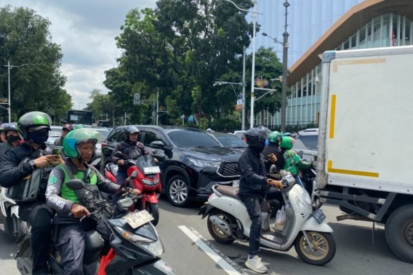 Masyarakat Jakarta terjebak kemacetan akibat penutupan jalan di kawasan Monas/Foto Fifi Abdurahman