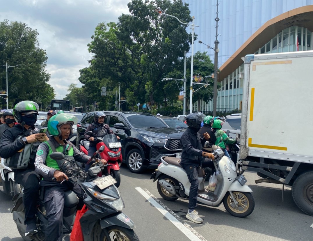 Masyarakat Jakarta terjebak kemacetan akibat penutupan jalan di kawasan Monas/Foto Fifi Abdurahman