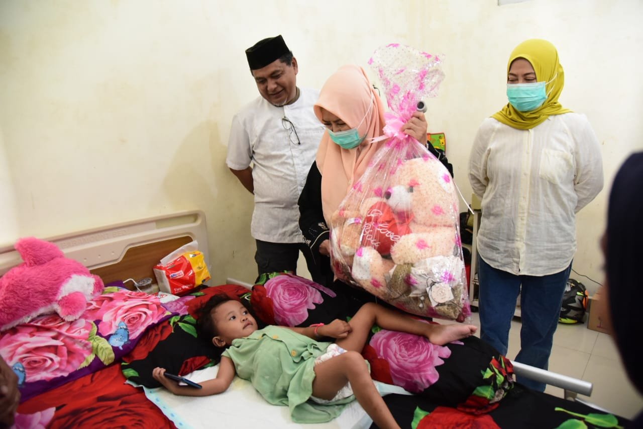 Wakil Gubernur Gorontalo Idah Syahidah Rusli Habibie saat mengunjungi pasien anak pasca operasi bedah anus di RSUD Toto Kabila, Bone Bolango. Foto: Diskominfotik/Nova