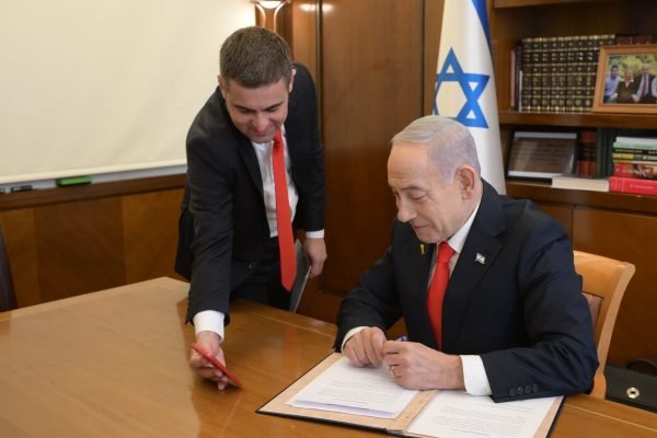 Perdana Menteri Israel Benjamin Netanyahu saat menandatangani deklarasi bersama dengan Presiden Somaliland Abdirahman Mohamed Abdullahi pada Jumat (26/12)/Foto : Dok. The Times of Israel