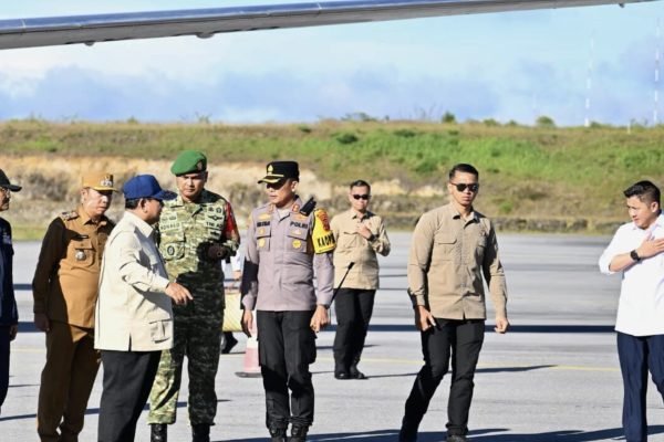 Presiden Prabowo Subianto tiba di Kabupaten Tapanuli Tengah, Provinsi Sumatra Utara, pada Senin, 1 Desember 2025, untuk meninjau langsung penanganan dampak banjir yang melanda wilayah tersebut. Foto: BPMI Setpres/Cahyo