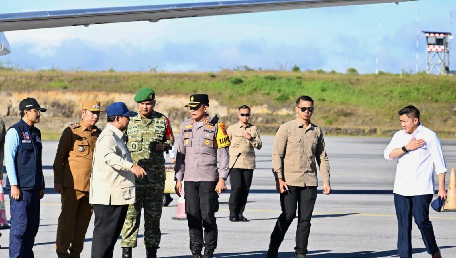 Presiden Prabowo Subianto tiba di Kabupaten Tapanuli Tengah, Provinsi Sumatra Utara, pada Senin, 1 Desember 2025, untuk meninjau langsung penanganan dampak banjir yang melanda wilayah tersebut. Foto: BPMI Setpres/Cahyo