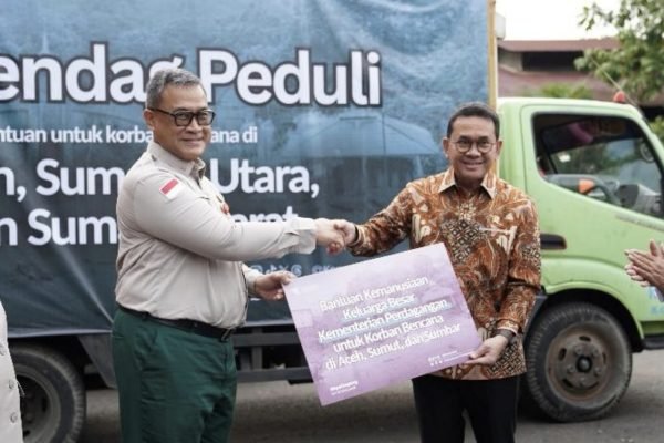 Menteri Perdagangan (Kemendag) Budi Santoso menyerahkan donasi bantuan bagi korban bencana di sejumlah wilayah Sumatra hari ini, Senin, (1/12) di Area Bandara Halim Perdana Kusuma, Jakarta Timur. Foto: dok.Kemendag