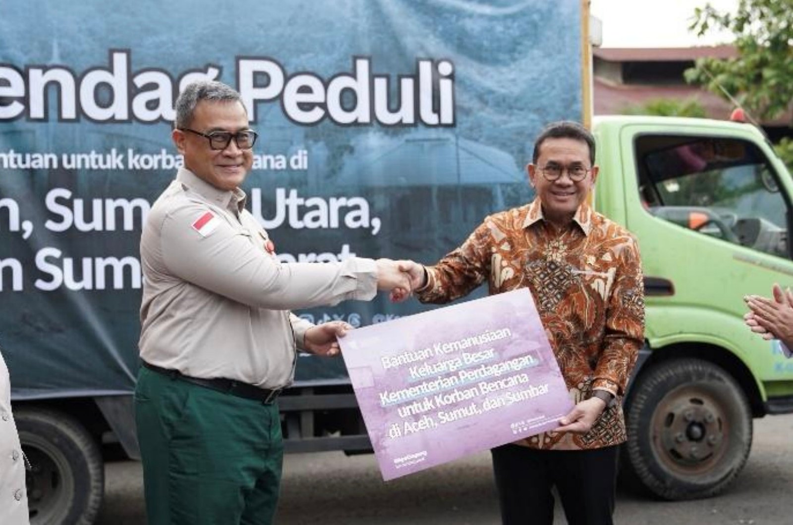 Menteri Perdagangan (Kemendag) Budi Santoso menyerahkan donasi bantuan bagi korban bencana di sejumlah wilayah Sumatra hari ini, Senin, (1/12) di Area Bandara Halim Perdana Kusuma, Jakarta Timur. Foto: dok.Kemendag