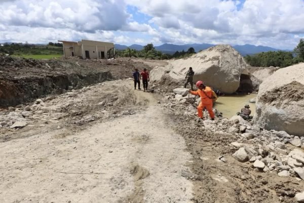 Tim SAR gabungan menyisir lokasi terdampak longsor di Desa Panggugunan, Kecamatan Pakkat, Kabupaten Humbang Hasundutan, Sumatra Utara, Minggu (30/11). Foto: dok.BNPB
