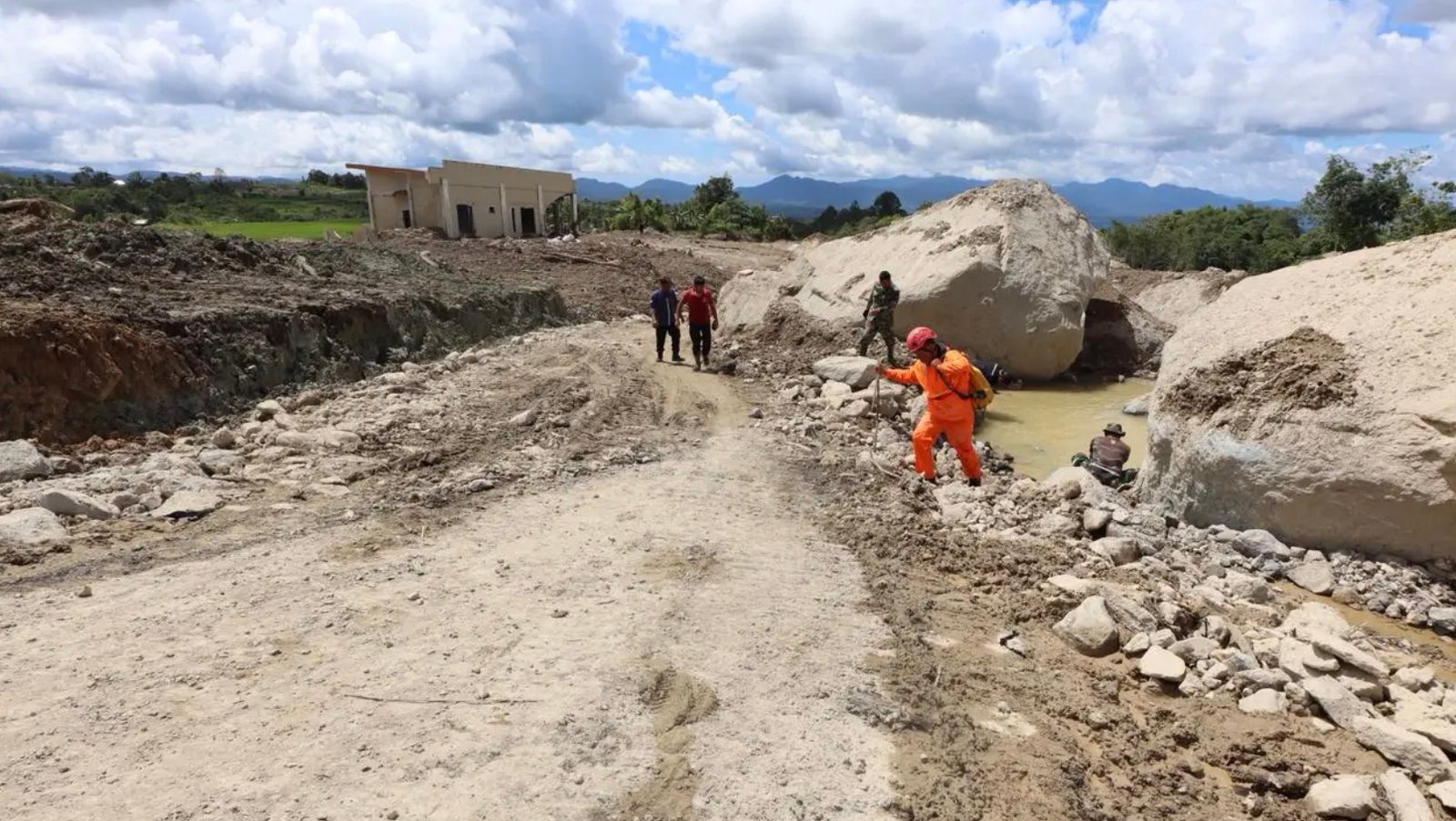 Tim SAR gabungan menyisir lokasi terdampak longsor di Desa Panggugunan, Kecamatan Pakkat, Kabupaten Humbang Hasundutan, Sumatra Utara, Minggu (30/11). Foto: dok.BNPB