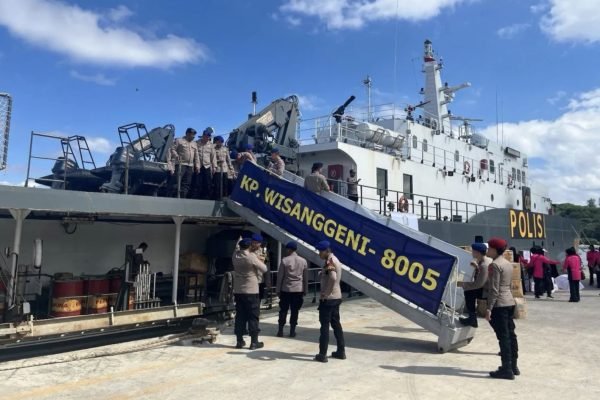 Kapal Polri Wisanggeni 8005 guna membawa 183 personel serta bantuan logistik menuju Kabupaten Aceh Tamiang, Aceh. Foto: dok.Polri