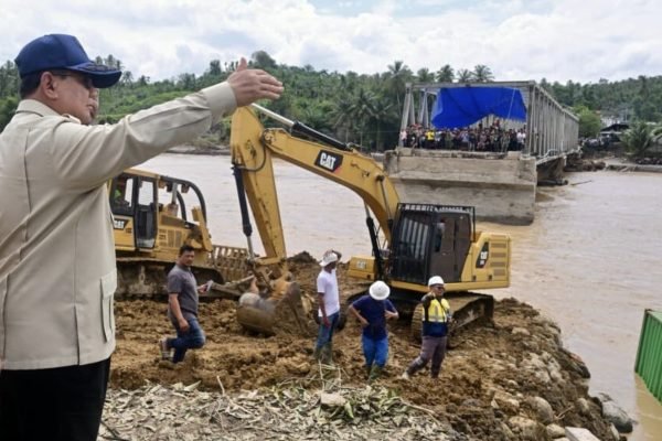 Presiden Prabowo Subianto meninjau pembangunan Jembatan Bailey Teupin Mane, ruas vital penghubung Bireuen-Takengon di Kabapaten Bireuen, Aceh, Minggu (7/12). Foto: dok.PresidenRI