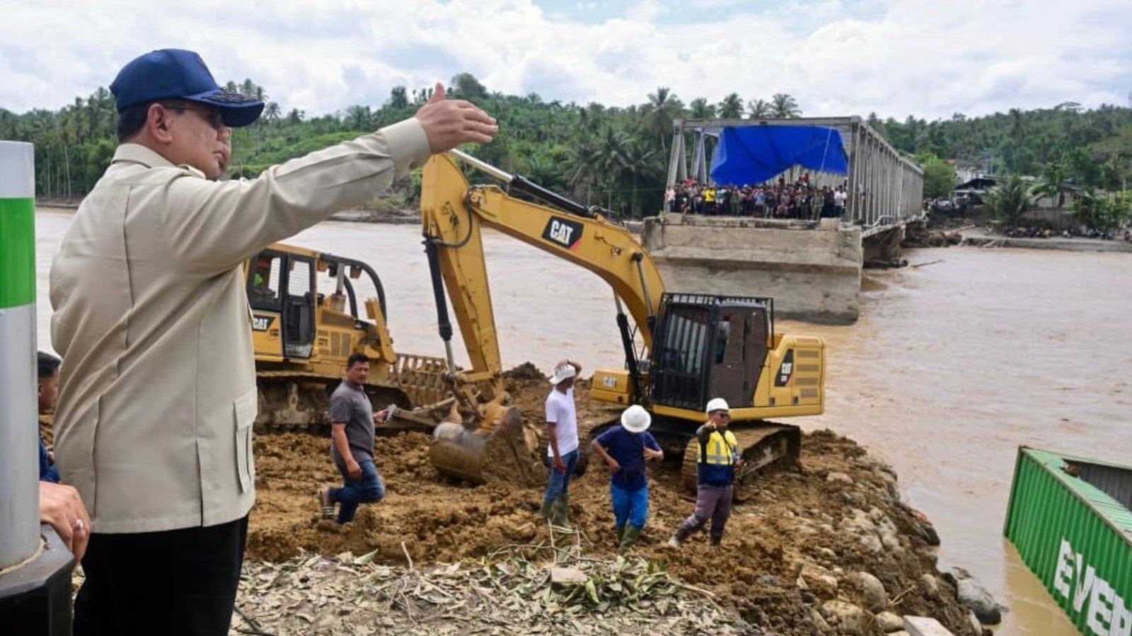 Presiden Prabowo Subianto meninjau pembangunan Jembatan Bailey Teupin Mane, ruas vital penghubung Bireuen-Takengon di Kabapaten Bireuen, Aceh, Minggu (7/12). Foto: dok.PresidenRI