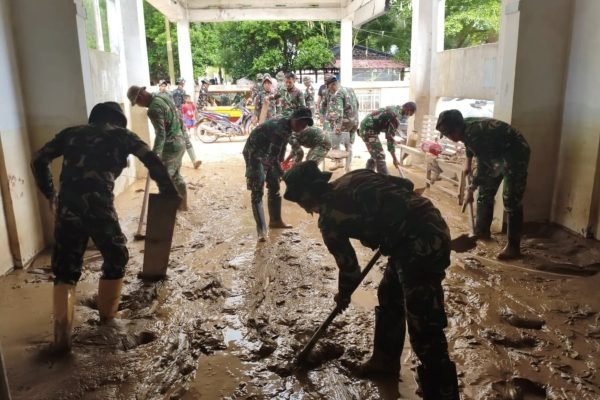 TNI melalui Kodim 0117/Aceh Tamiang bergerak cepat memulihkan fasilitas pelayanan kesehatan pascabanjir besar. Foto:Puspen TNI