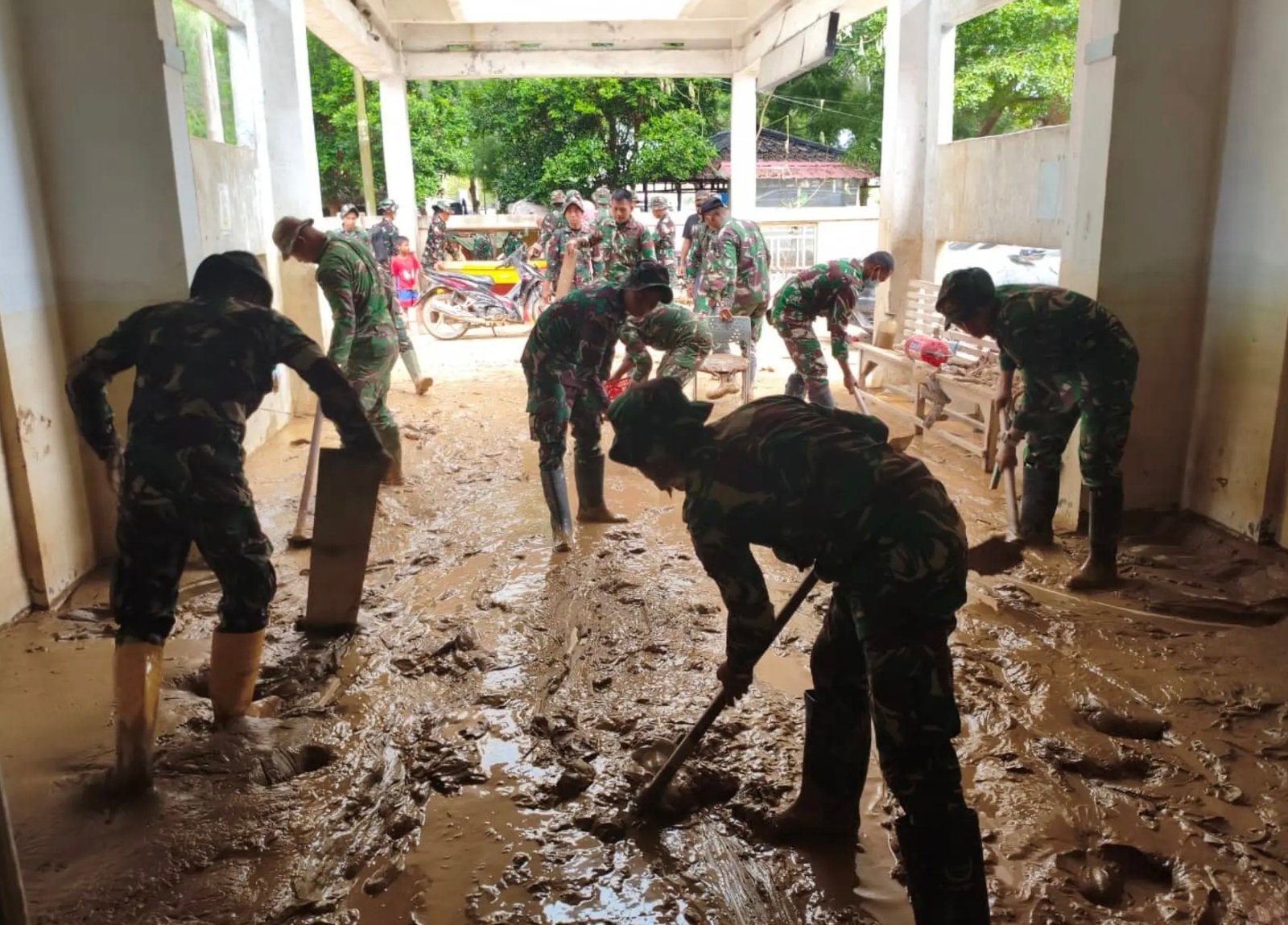 TNI melalui Kodim 0117/Aceh Tamiang bergerak cepat memulihkan fasilitas pelayanan kesehatan pascabanjir besar. Foto:Puspen TNI