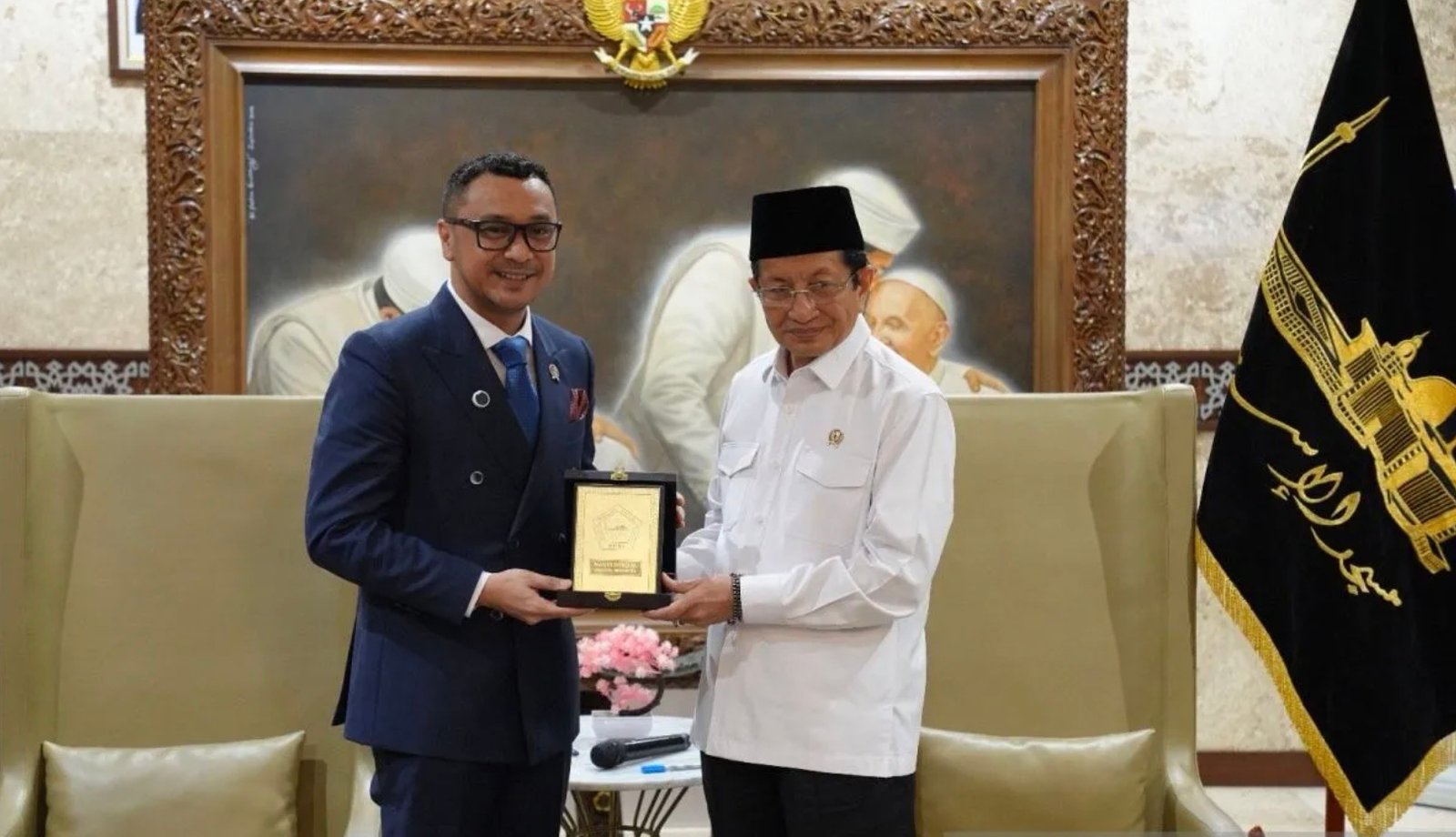 Wakil Menteri Kebudayaan, Giring Ganesha Djumaryo (kiri) saat bertemu Menteri Agama Nasarudin Umar (kanan) pada Senin (8/12). Foto: dok.Kemenbud