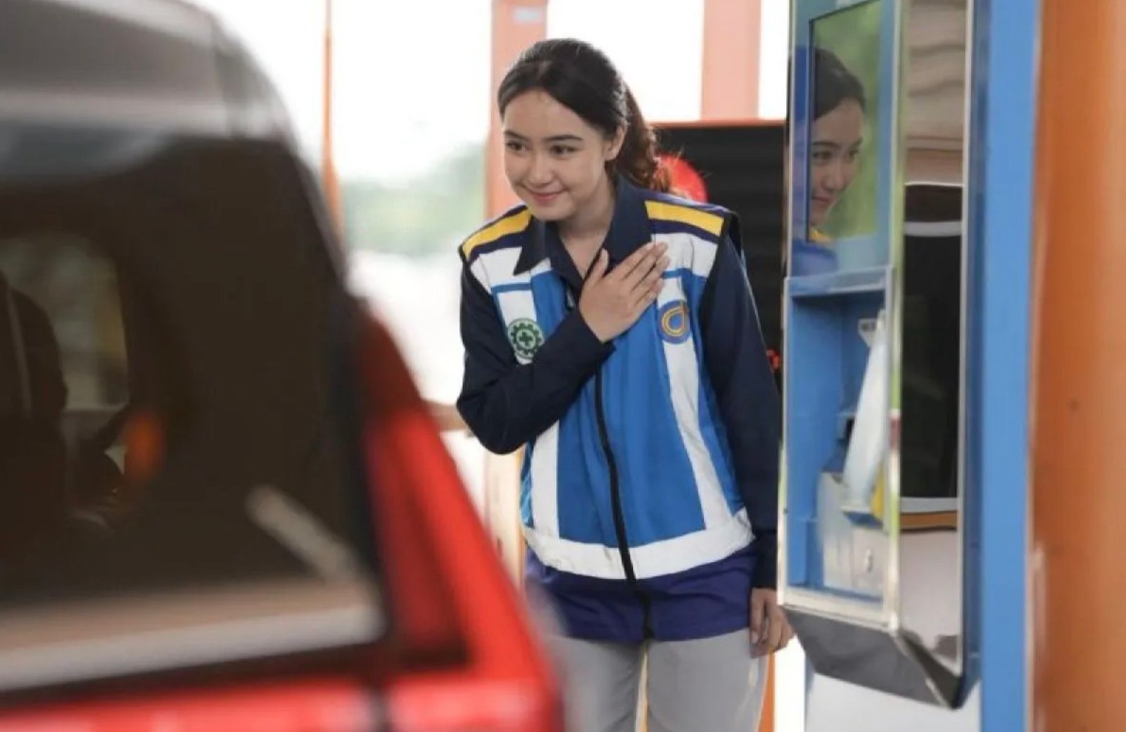 Petugas PT Jasa Marga (Persero) Tbk menyapa pelanggan. Foto: Jasa Marga.