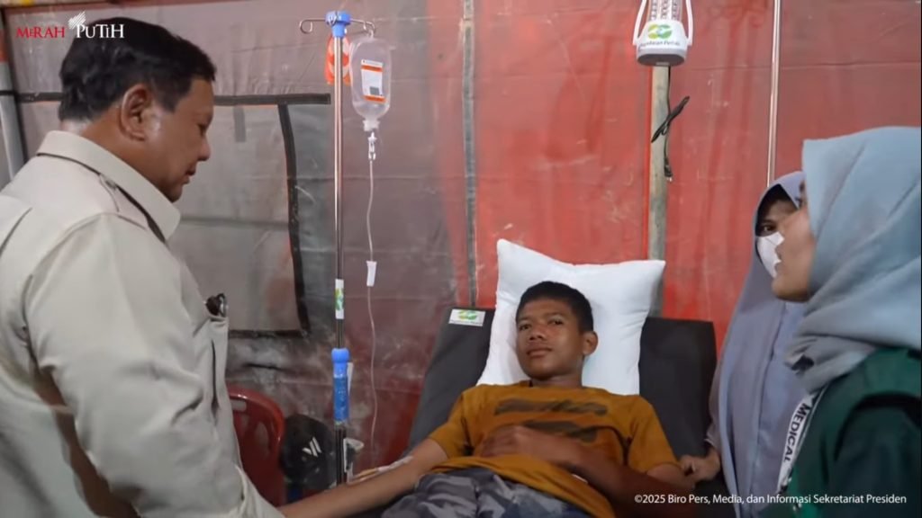 Presiden Prabowo Subianto kunjungi warga pengungsian di Aceh Tamiang, Jumat (12/12)/Foto Tangkapan Layar YouTube Sekretariat Presiden