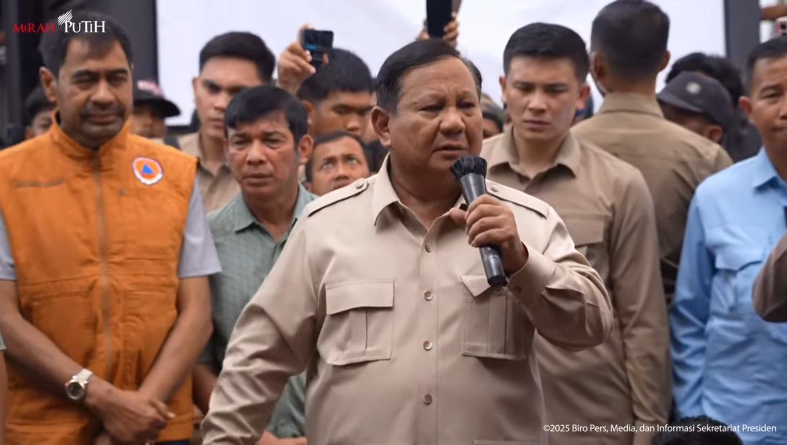 Presiden Prabowo Subianto tinjau posko pengungsian di Aceh Tamiang, Jumat (12/12)/Foto Tangkapan Layar YouTube Sekretariat Presiden