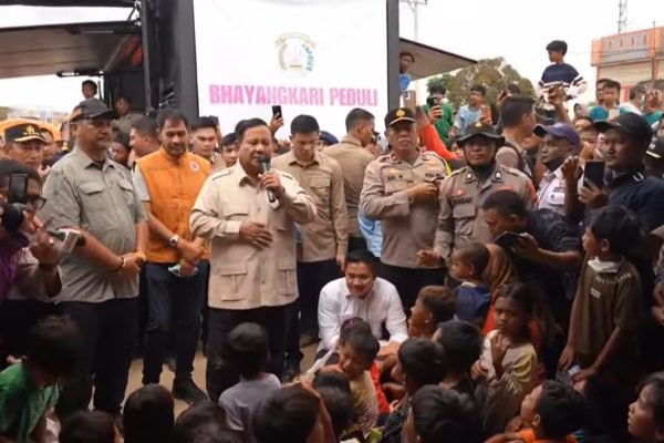 Presiden Prabowo Subianto saat meninjau posko bencana di Aceh Tamiang/Foto Tangkapan Layar YouTube Sekretariat Presiden